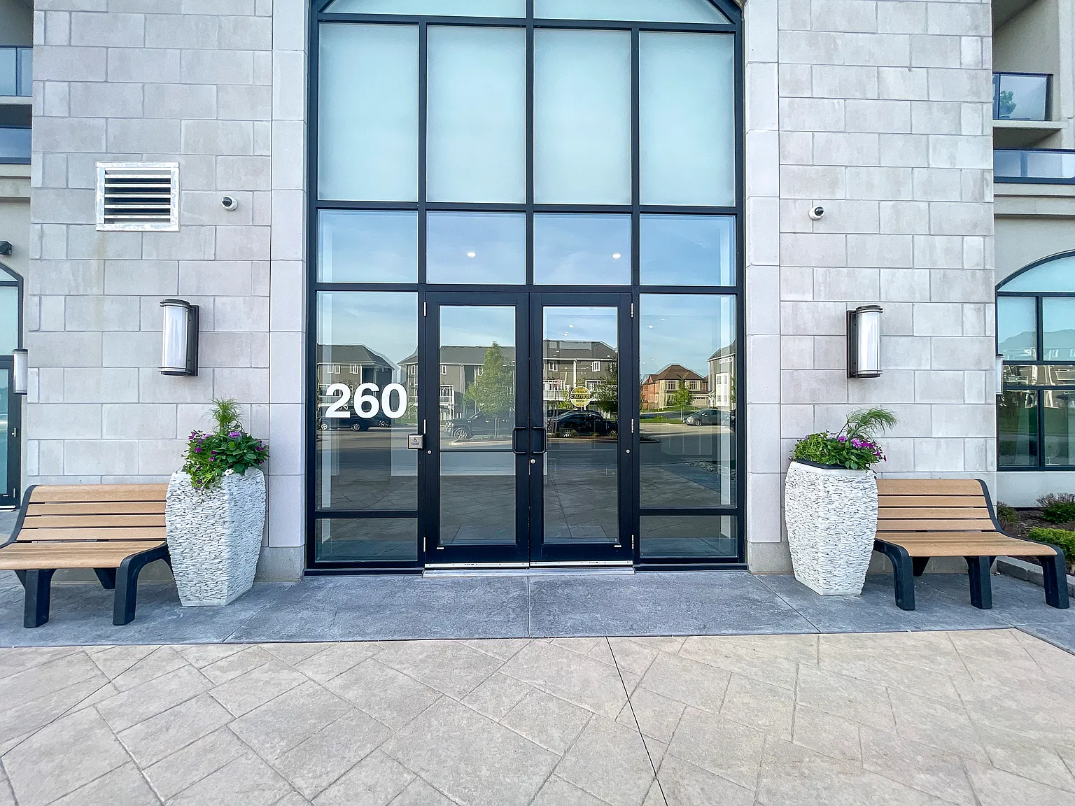 260 Villagewalk Boulevard London — Photo 2