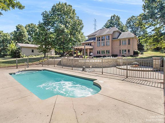 4th image of 930 Beaver Crossing Ln