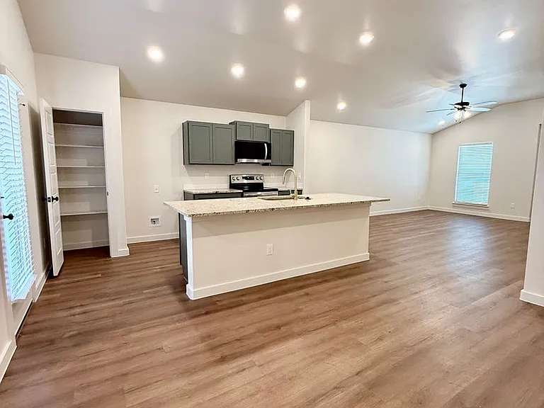 2143 Langford Ave — Photo 10