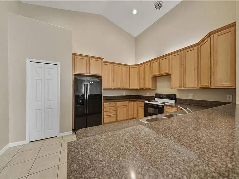 20647 Majestic St #20647 — Photo 11