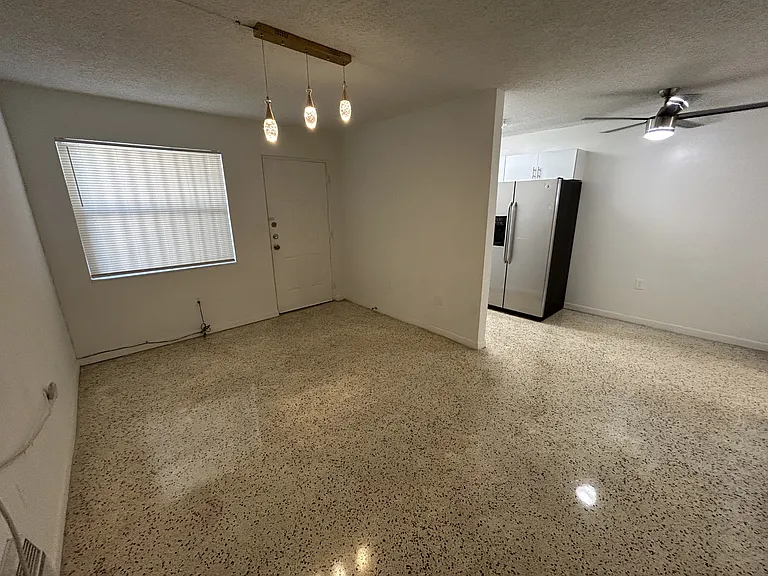 142 SW 18th Ave #20 — Photo 3