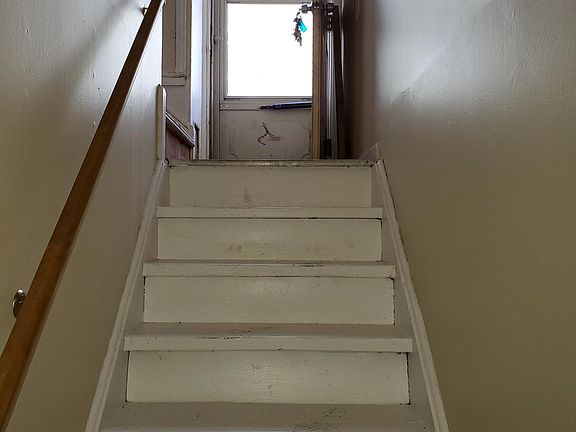 4th image of 1388 W River Park Dr