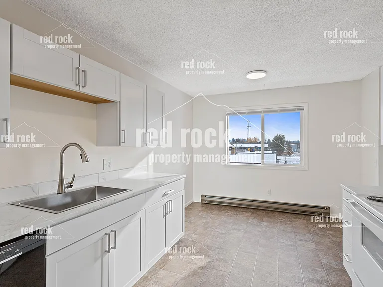 107 E Hattie Ave — Photo 1