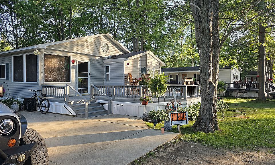 17th image of 1270 Shady Ln