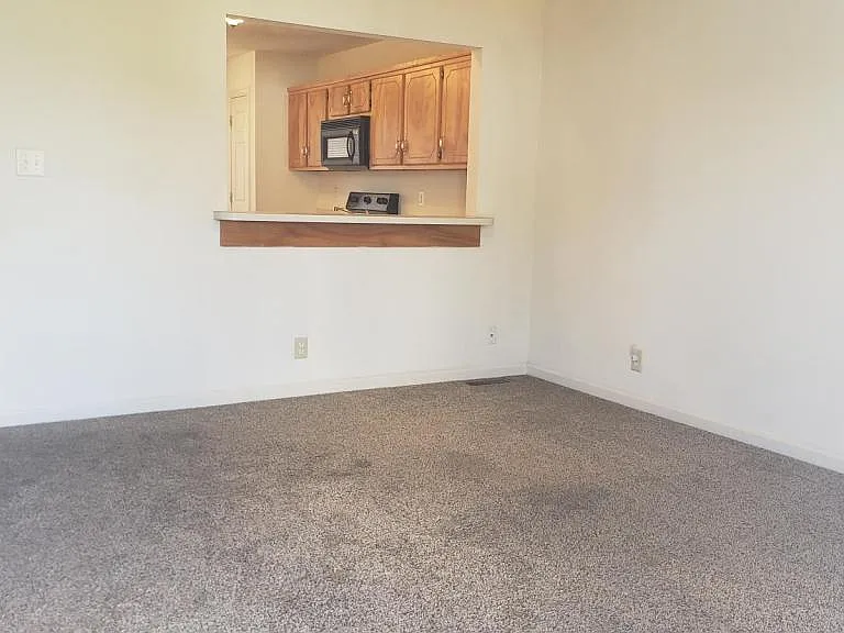 235 State Line Rd — Photo 11