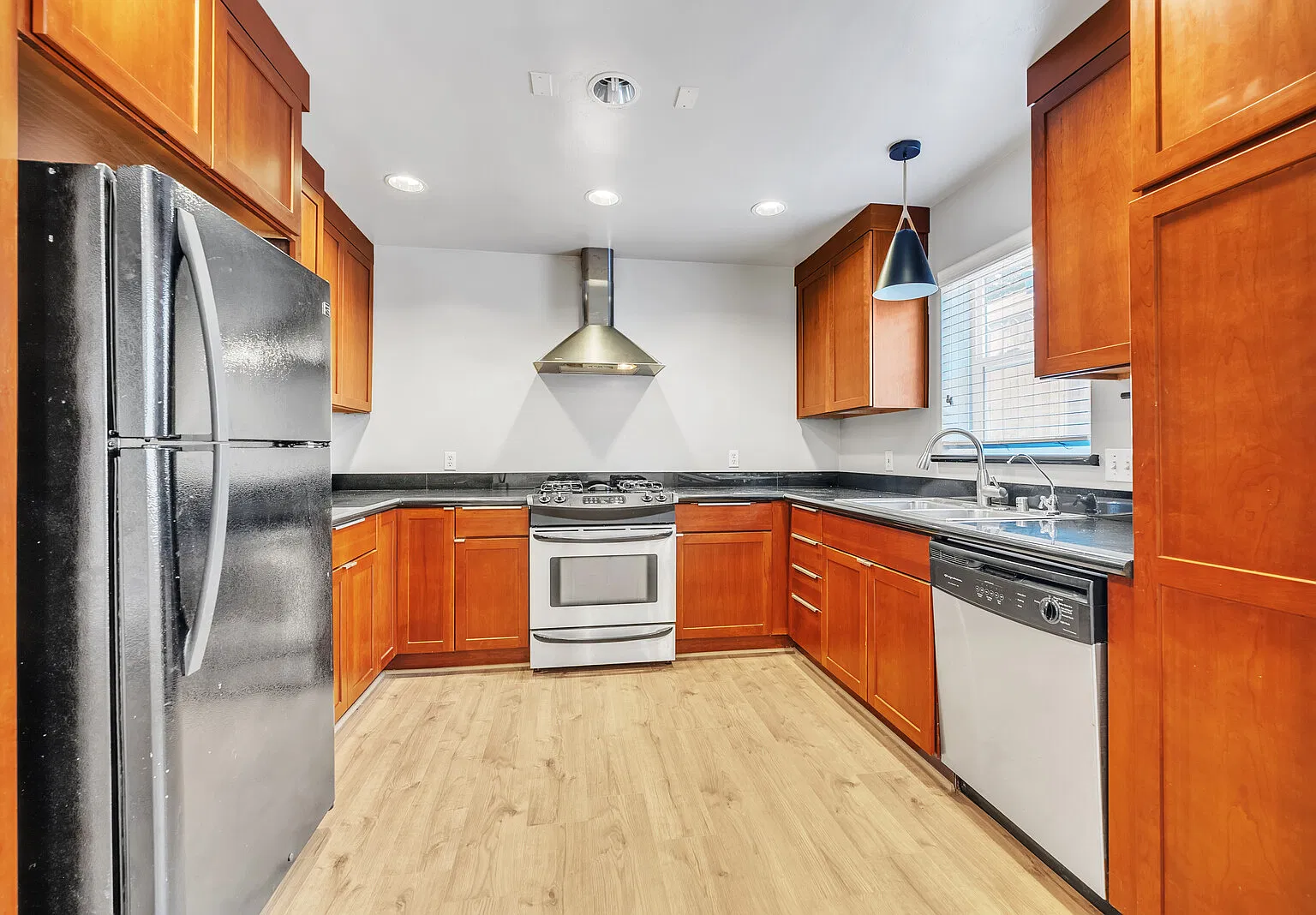 3045 Franklin Blvd — Photo 1