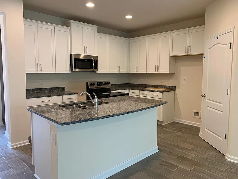 66 Bush Pl — Photo 4