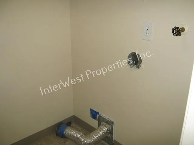 1040 W Powell Blvd — Photo 7