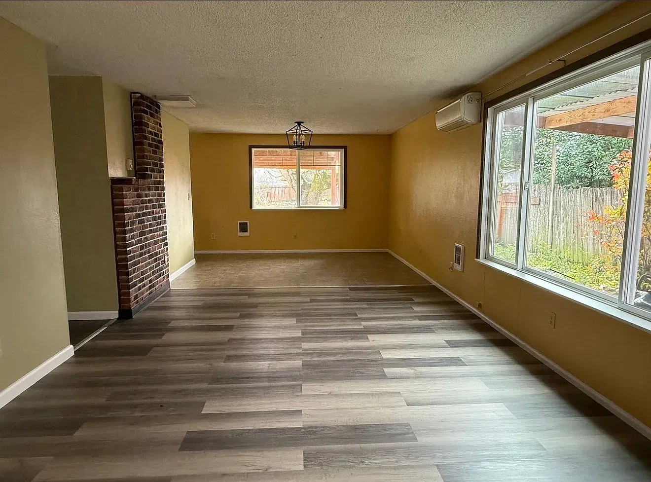 4 bed, 1296 sqft, $2,400 — Photo 2