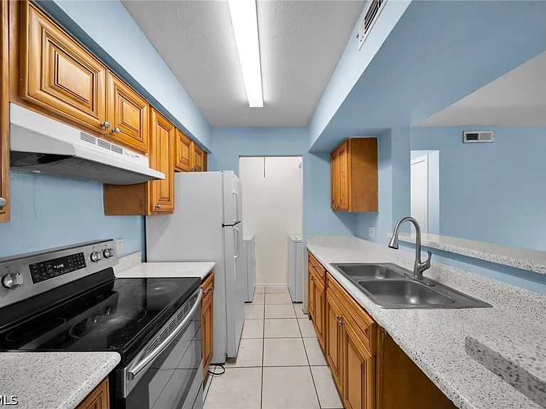 2885 Winkler Ave #612 — Photo 7