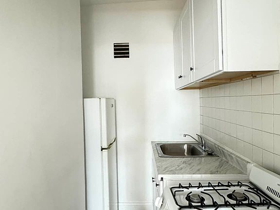 4th image of 817 Willoughby Ave APT 4F