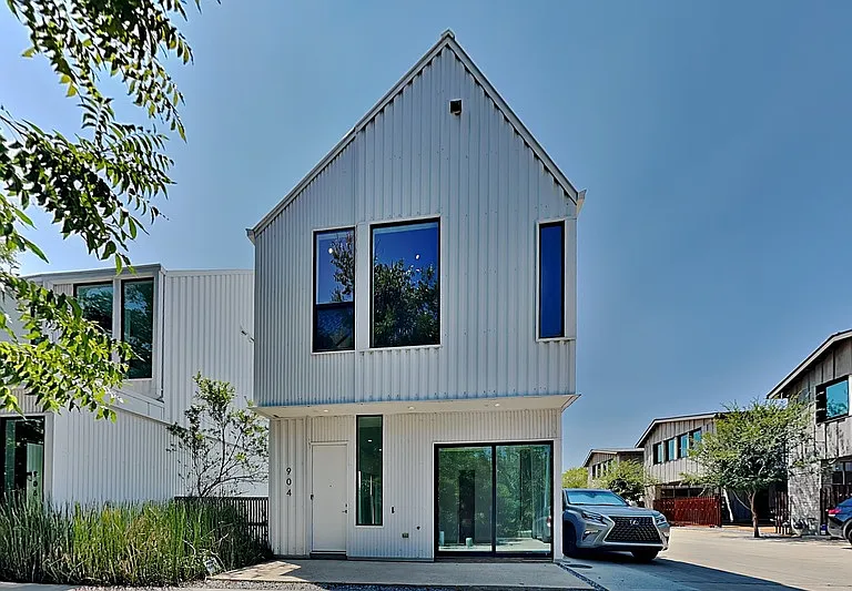 904 Blackland Ct — Photo 1