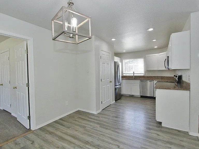 1938 E Birchwood Dr — Photo 7