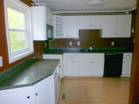 3rd image of 300 Oakwood Dr