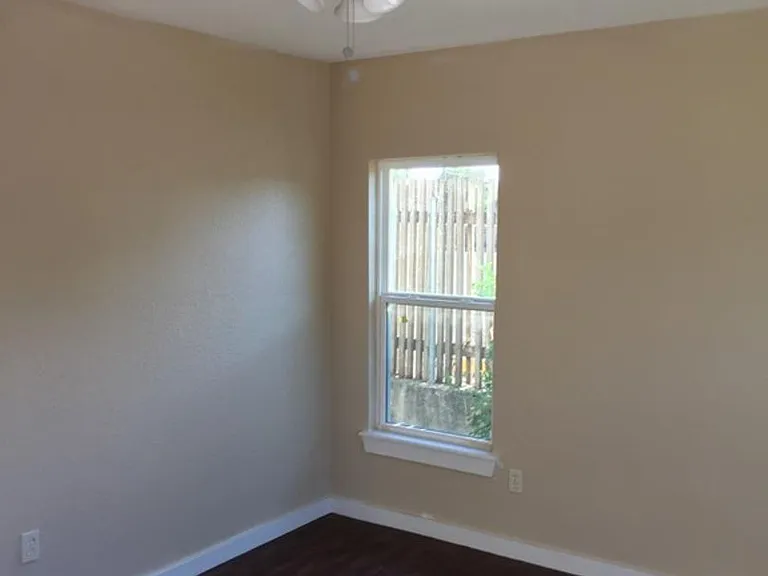 710 Poinsettia — Photo 2
