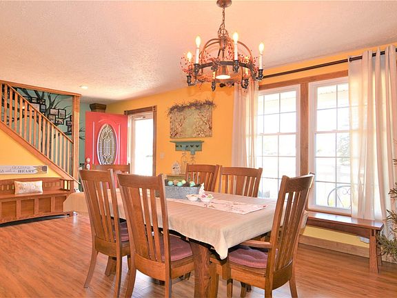 Living Room/Dining Area