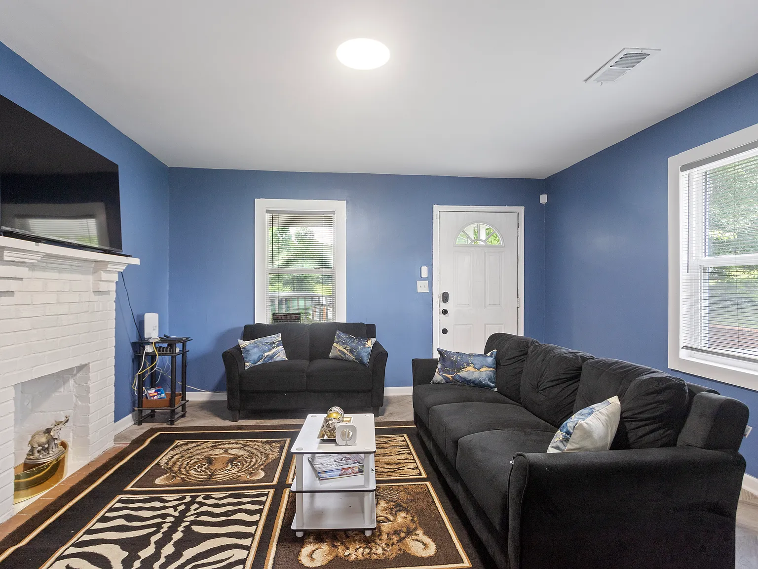 537 W Lake Ave NW — Photo 3