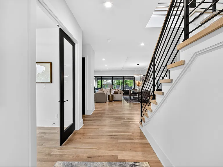 504 Shelton St — Photo 11