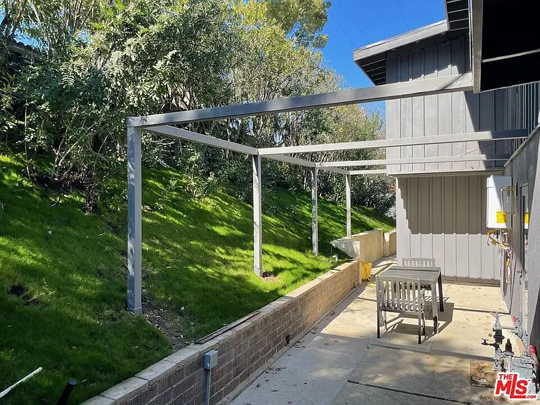 15434 Mulholland Dr — Photo 27