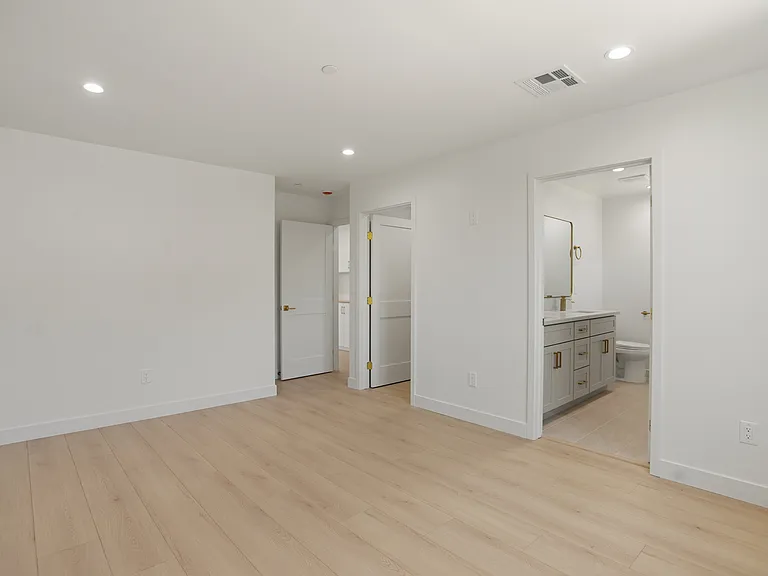 11502 Valjean Ave — Photo 2