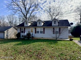 2044 Menasha Dr, Crossville, TN 38572