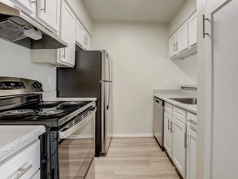 Sausalito Apartments — Photo 16
