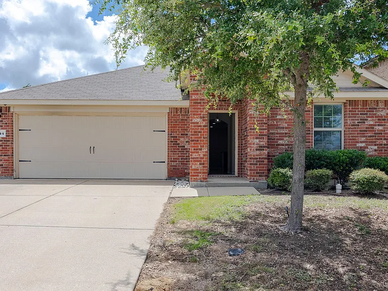 2544 Saldana Dr — Photo 3