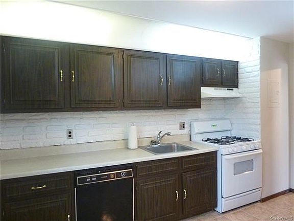 3rd image of 164 Doxbury Ln #164