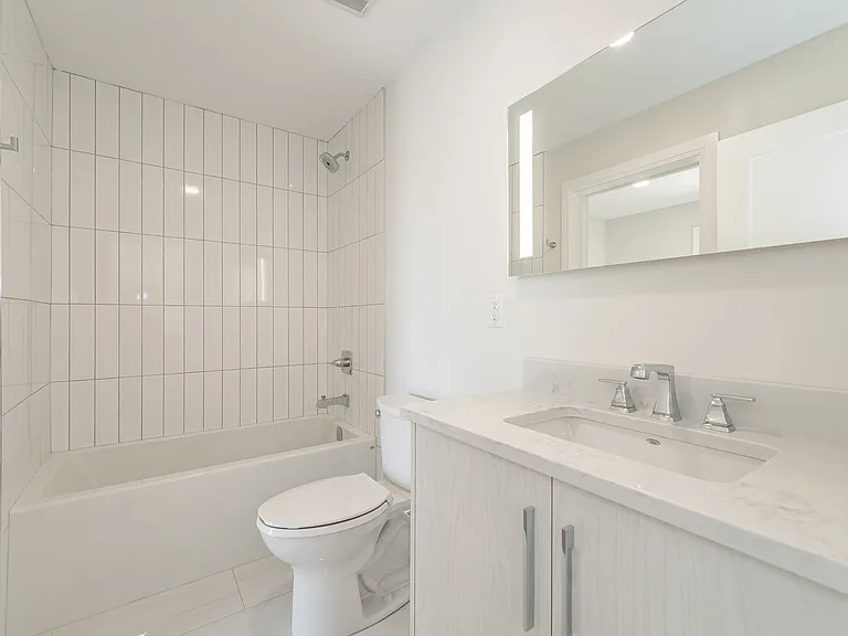 460 Columbia St W — Photo 32