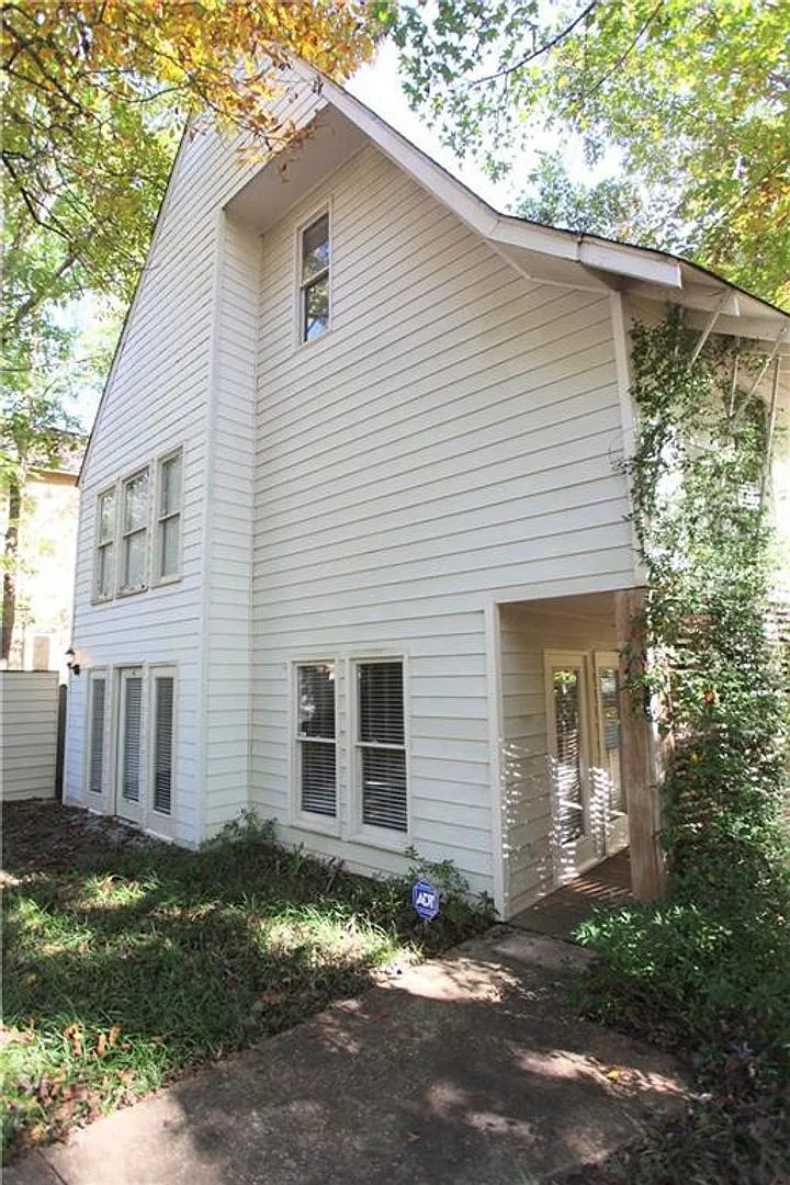 Building Photo - 314 Hickorywoods Dr
