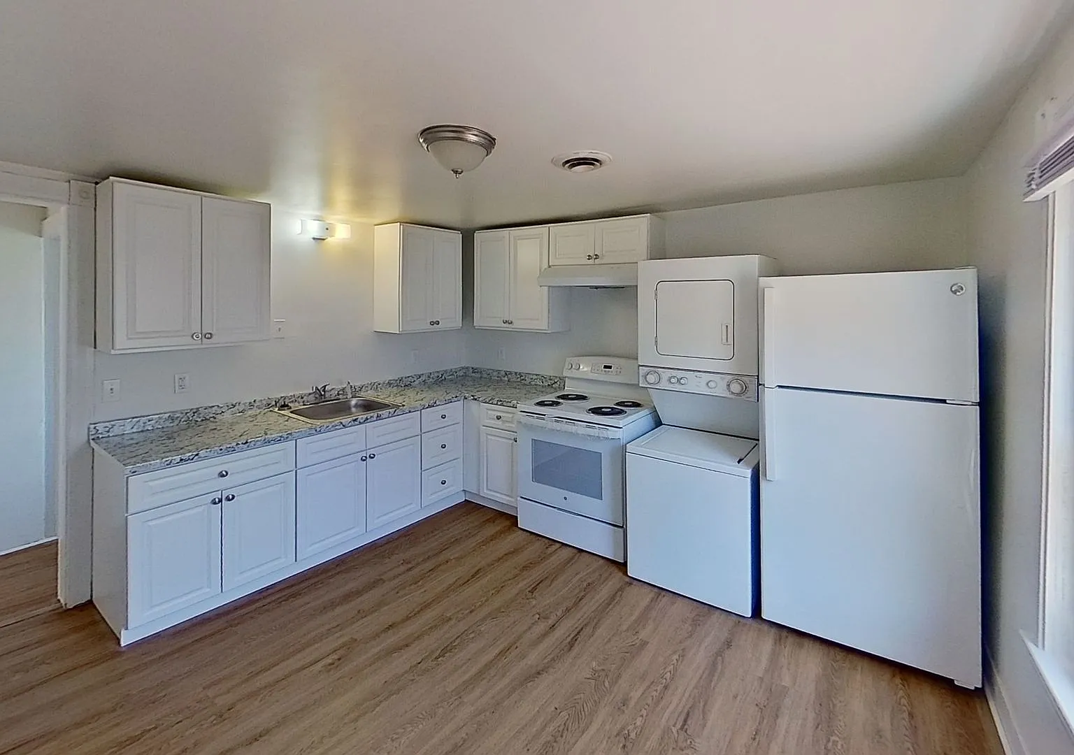 Spacious 2 Bedroom Apartment — Photo 2