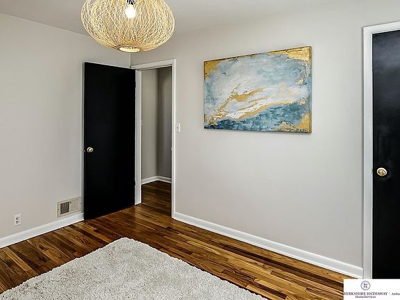5th image of 5855 Elm St