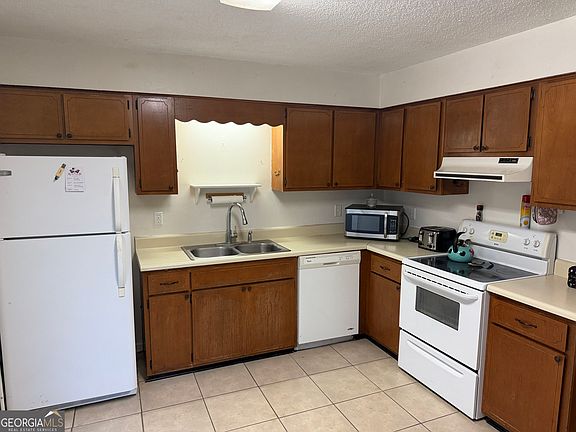4th image of 570 Cedar St