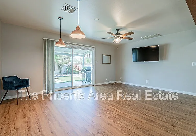 1102 N 72nd Pl — Photo 8