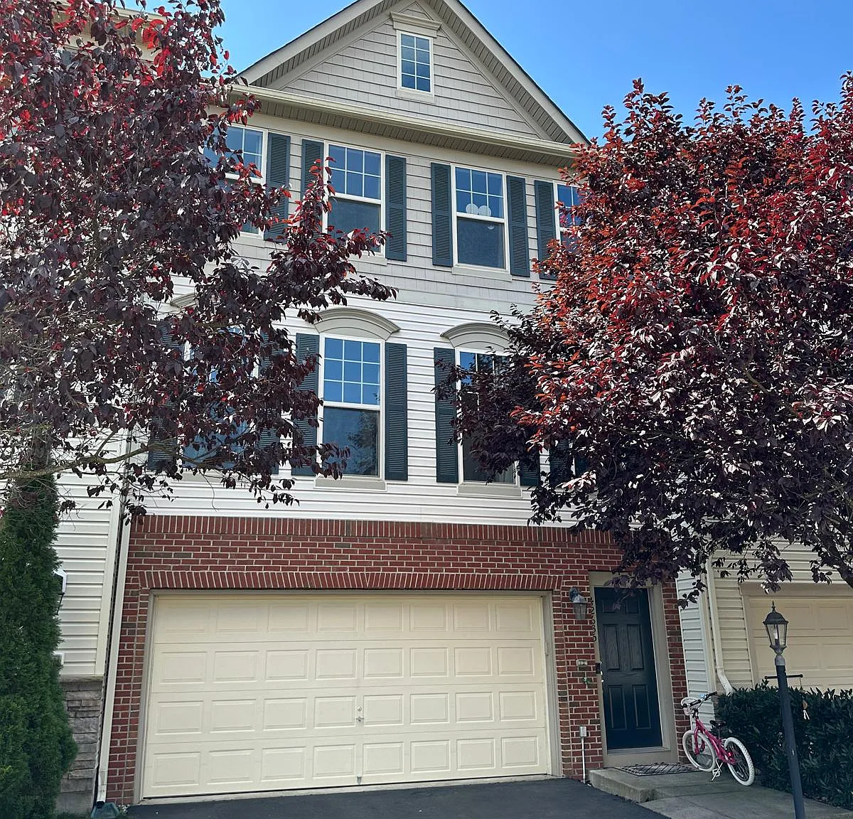 4 bed, 3.5 bath, 2880 sqft, $3,500 — Photo 1