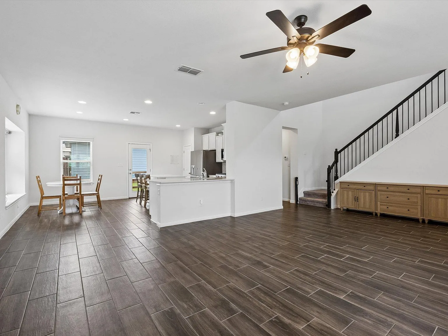 3 bed, 2.5 bath, 1803 sqft, $2,195 — Photo 4