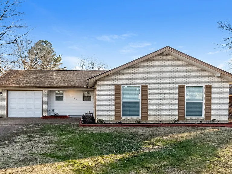 5691 Briarwood Dr — Photo 1