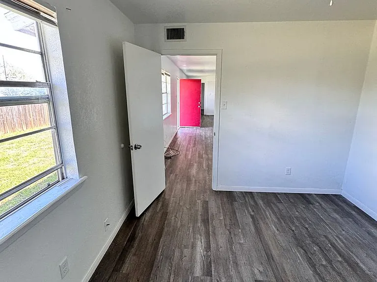 1808 Springlake W — Photo 4