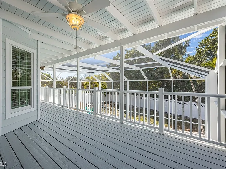 424 Lagoon Dr — Photo 32