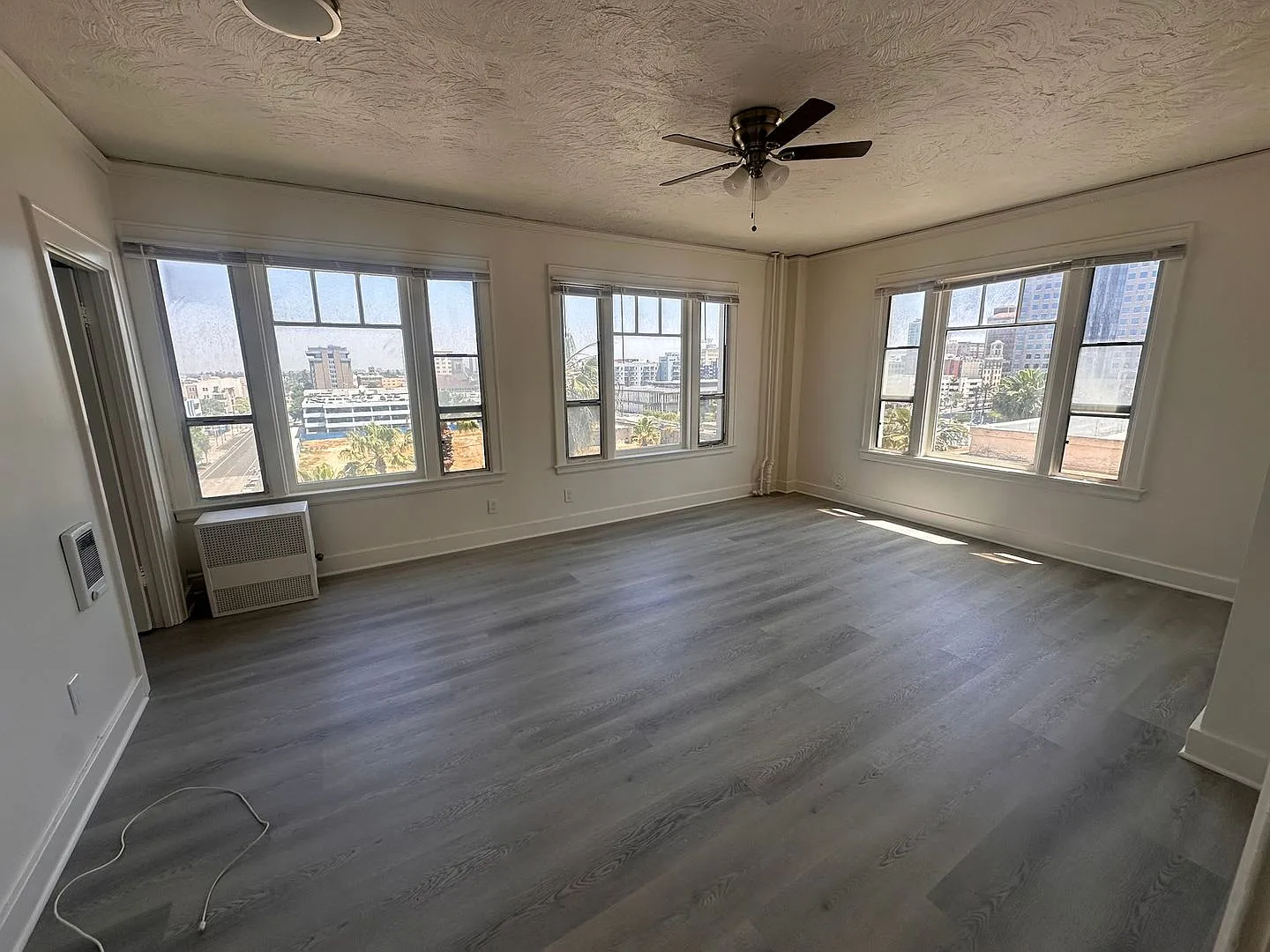 Bright & Spacious 1 Bed / 1 Bath in the Heart of Downtown Long Beach — Photo 2