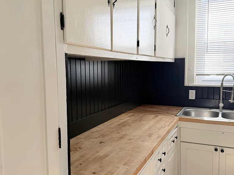 Ample Kitchen Cabinets