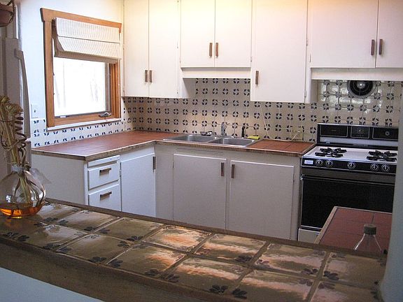 kitchen w/passthru to dining