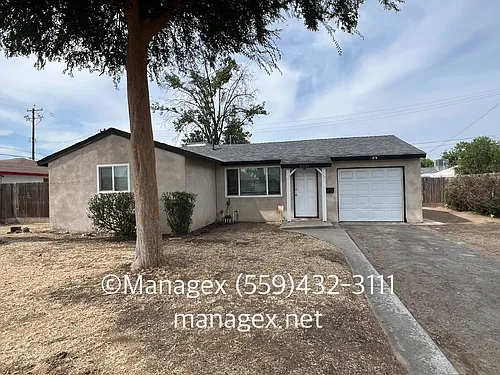 2631 E Ashlan Ave Photo 1