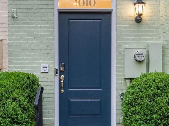 2nd image of 1010 4th St SE