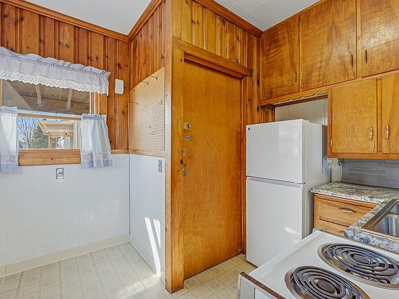 3rd image of 83 E 9th St