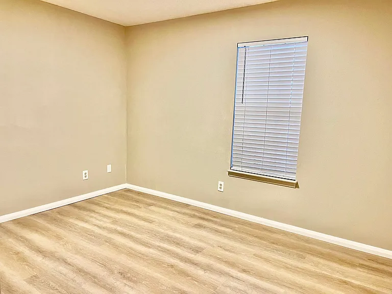4420 Eastpointe Dr — Photo 8