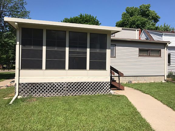 4th image of 2550 S Cypress St