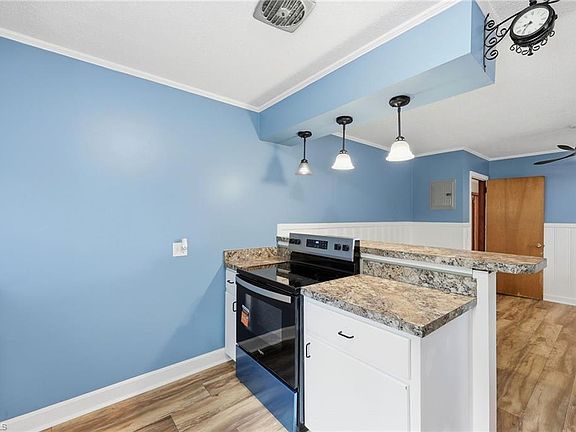 5th image of 305 Meadowbrook Dr