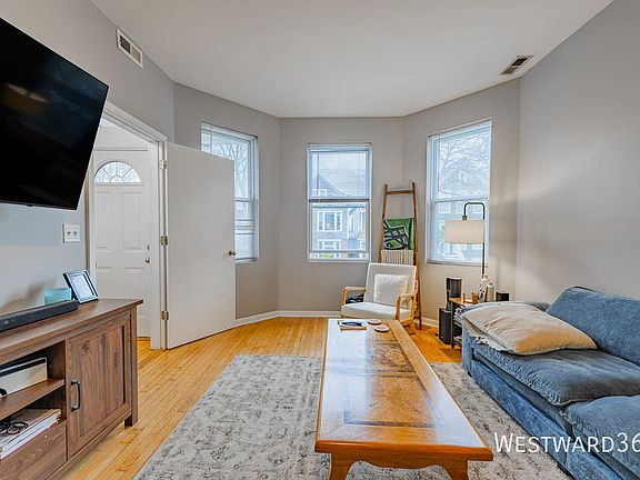 2nd image of 3242 N Hoyne Ave #1