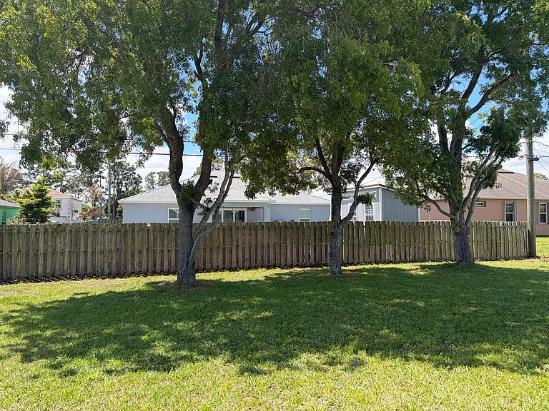 1682 SW Glacador Ave — Photo 12